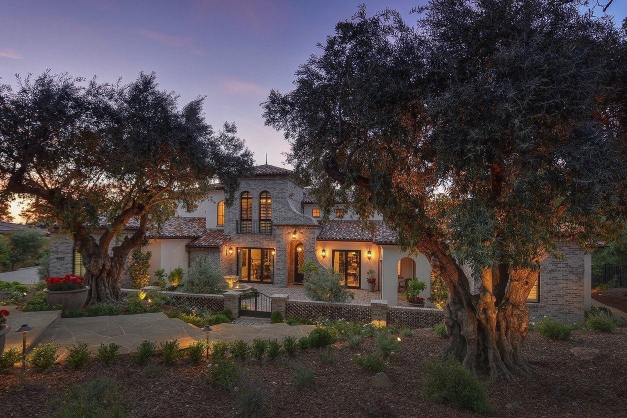 Exterior home image published on Lee Luxury Homes’ official website