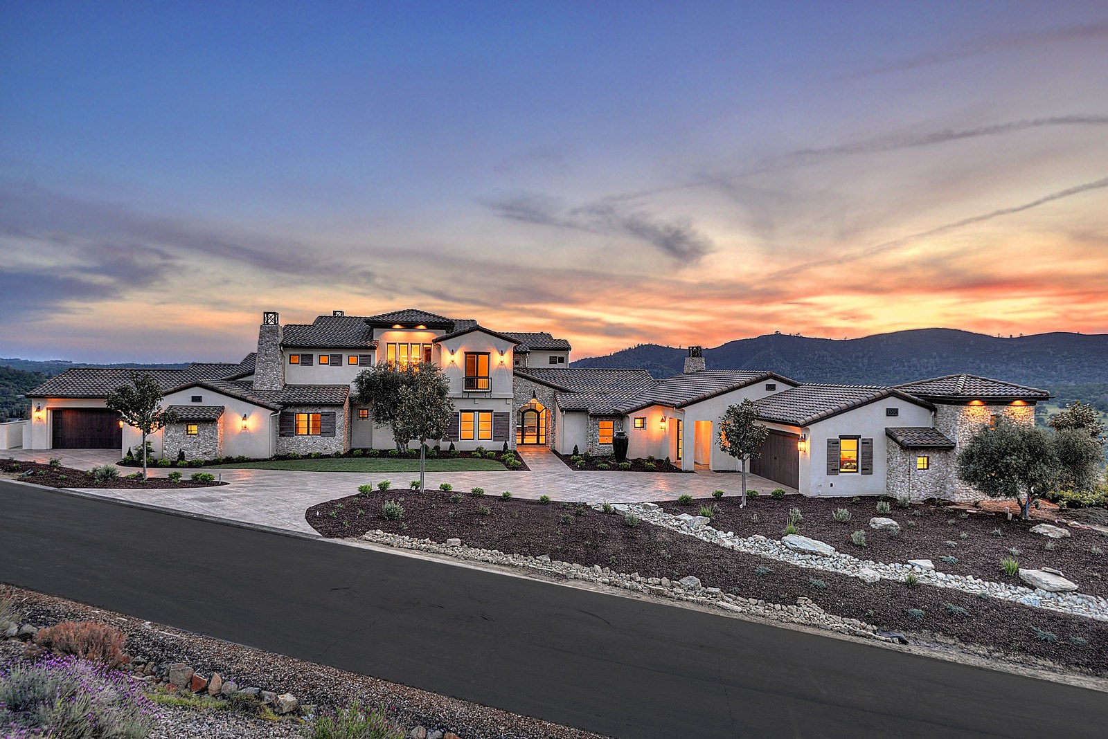 Exterior home image published on Lee Luxury Homes’ official website
